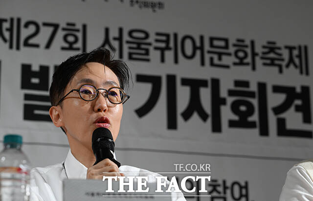 서울퀴어퍼레이드집행위원회 무대팀장 소피(오른쪽 두 번째)가 15일 오전 서울 종로구 향린교회에서 열린 '2026 제27회 서울퀴어문화축제 개최 발표 기자회견'에 참석해 발언하고 있다. /박헌우 기자