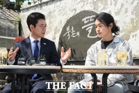  삼청정독길 상인회 회장과 대화 나누는 정원오 후보 [포토]