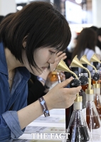  '내가 찾던 향이 맞을까' [포토]