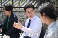  '찾아가는 서울人터뷰' 진행하는 정원오 후보 [포토]