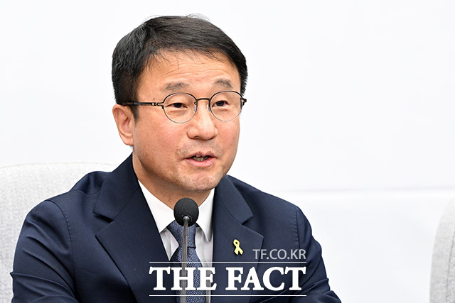 중동 상황 대응 극복을 위한 더불어민주당-국민의힘 원내대표 긴급 점검 회의에 참석해 발언하는 송 원내대표(오른쪽).