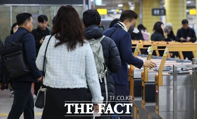 국토부가 고유가 상황에 대응해 대중교통비 부담을 낮추는 '반값 모두의카드' 정책을 이달부터 6개월간 추진한다. /뉴시스