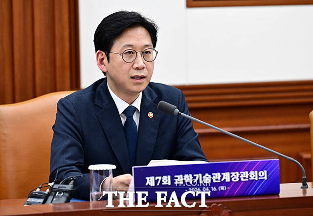 배경훈 부총리 겸 과학기술정보통신부 장관(오른쪽)이 16일 오후 서울 종로구 정부서울청사에서 열린 과학기술관계장관회의에 참석해 모두발언을 하고 있다. /임영무 기자