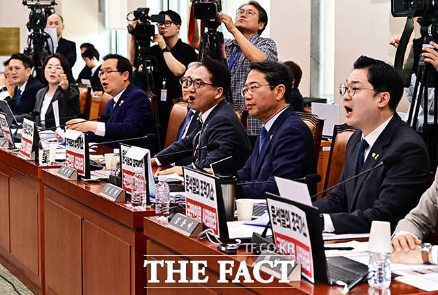 국민의힘 의원들에게 목소리 높이는 더불어민주당 의원들.