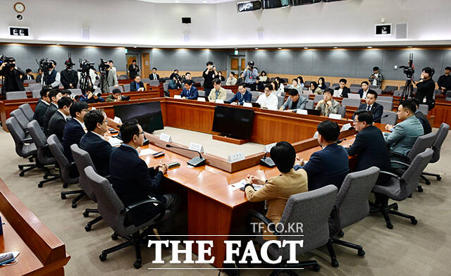 김성환 기후에너지환경부 장관(오른쪽)이 16일 오전 서울 종로구 정부서울청사 별관에서 열린 공동주택 내 전기차 충전시설 설치·운영체계 개선을 위한 간담회에 참석해 모두발언을 하고 있다. /임영무 기자