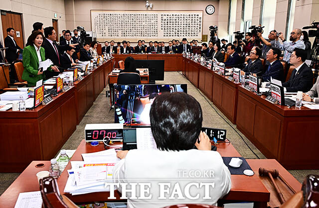 더불어민주당 의원들에게 목소리 높이는 국민의힘 의원들.