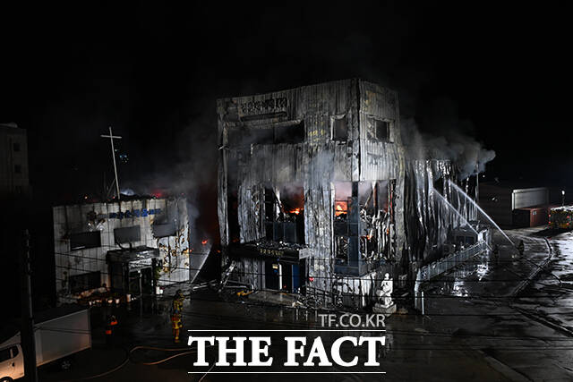 16일 밤 경기 고양시 관산동 근린생활시설에서 19시 38분께 화재가 발생한 가운데 소방당국이 진화작업을 벌이고 있다. /고양=김성렬 기자