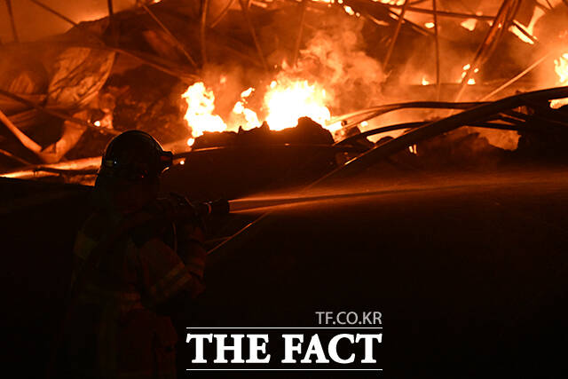 16일 밤 경기 고양시 관산동 근린생활시설에서 19시 38분께 화재가 발생한 가운데 소방당국이 진화작업을 벌이고 있다. /고양=김성렬 기자