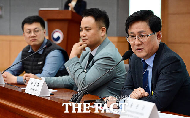 김성환 기후에너지환경부 장관(오른쪽)이 16일 오전 서울 종로구 정부서울청사 별관에서 열린 공동주택 내 전기차 충전시설 설치·운영체계 개선을 위한 간담회에 참석해 모두발언을 하고 있다. /임영무 기자