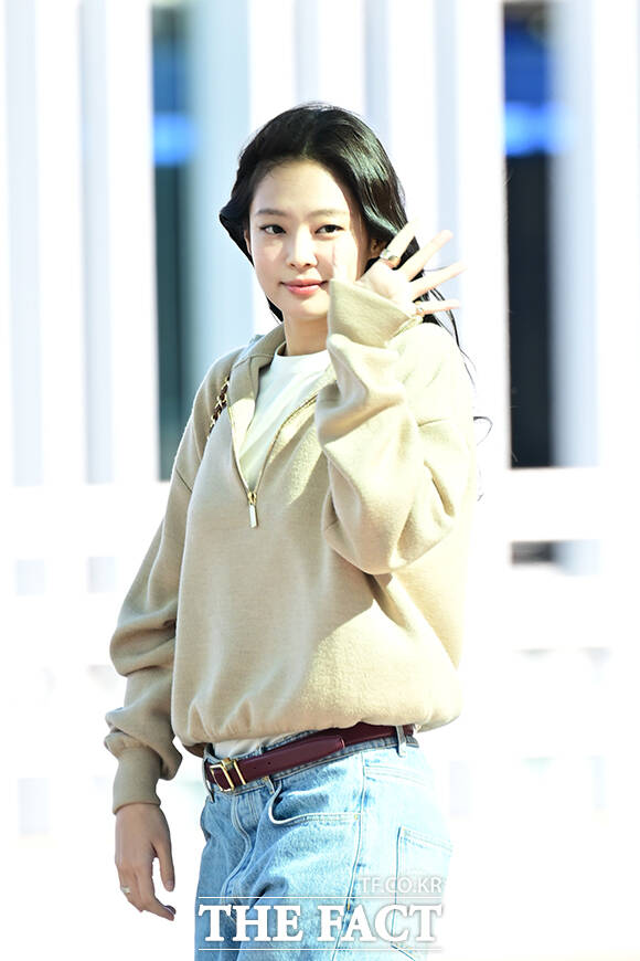 가수 제니가 미국 시사주간지 TIME이 선정한 '2026 THE 100 MOST INFLUENTIAL PEOPLE IN THE WORLD'에 이름을 올렸다. 사진은 지난달 7일 프랑스 파리로 출국하는 모습. /남윤호 기자