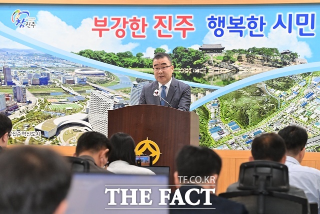 박일동 진주시 부시장이 16일 고유가 시대 대응 방안을 발표하고 있다. /진주시