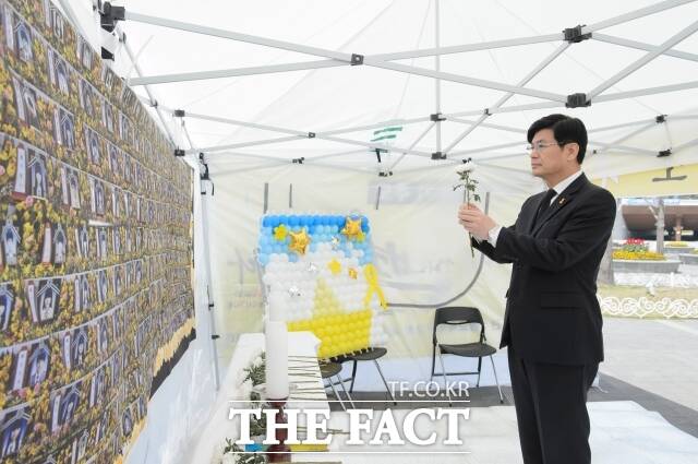 이춘희 세종시장 예비후보가 세월호 참사 12주기를 맞아 분향하고 있다. /이춘희 캠프