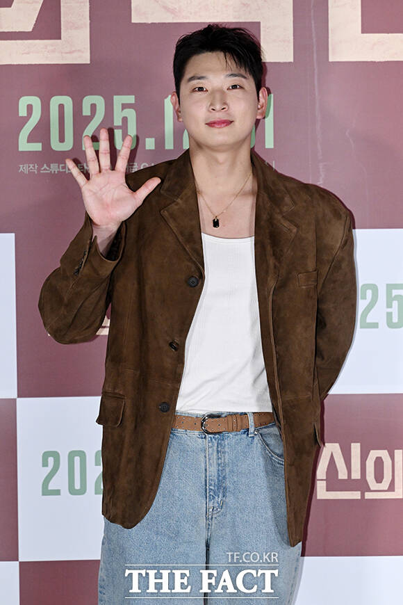 가수 겸 배우 정진운이 뮤지컬 '유미의 세포들'에서 하차한다. 사진은 지난해 12월 열린 영화 ‘신의 악단’ 제작보고회에 참석해 포즈를 취하고 있는 모습. /서예원 기자