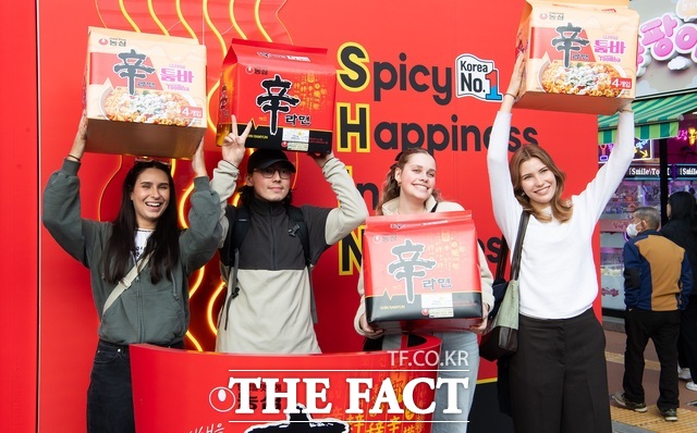 지난해 열린 구미라면축제에서 외국인들이 포토존에서 라면상자를 들고 기념사진을 촬영하고 있다. /구미시