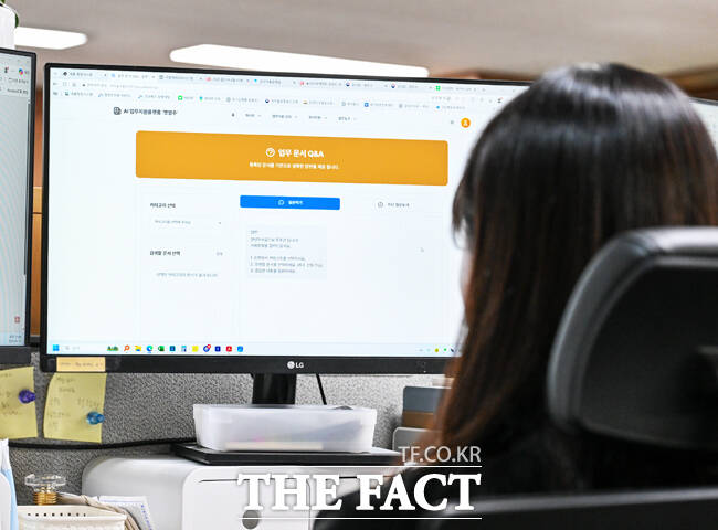 영주시의 한 직원이 자체 AI 챗영주를 사용해 업무를 보고 있다. /영주시