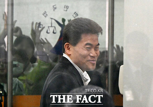 이재명 대통령과 이준석 개혁신당 대표의 명예를 훼손한 혐의를 받는 한국사 강사 출신 유튜버 전한길 씨가 16일 오전 서울 서초구 서울중앙지방법원에서 열린 영장실질심사(구속 전 피의자 심문)에 출석하며 입장을 밝히고 있다. /박헌우 기자