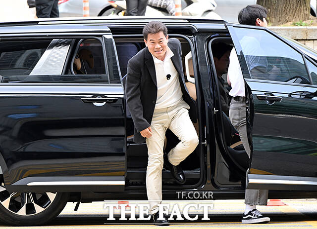 이재명 대통령과 이준석 개혁신당 대표의 명예를 훼손한 혐의를 받는 한국사 강사 출신 유튜버 전한길 씨가 16일 오전 서울 서초구 서울중앙지방법원에서 열린 영장실질심사(구속 전 피의자 심문)에 출석하며 입장을 밝히고 있다. /박헌우 기자