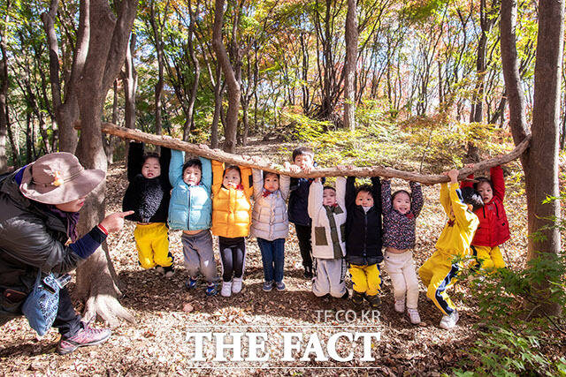 사진은 제8회 보건복지부 장관상을 수상한 김정국 작가의 <키야~ 쑥쑥 자라라>