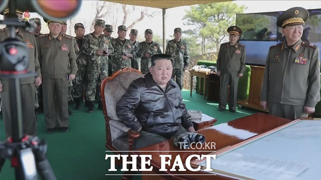 김정은 북한 국무위원장이 김일성 주석의 생일(태양절·4월 15일)을 맞아 포사격 경기를 참관했다. 사진은 김 위원장이 포사격 경기를 참관하는 모습. /뉴시스, 조선중앙TV 갈무리