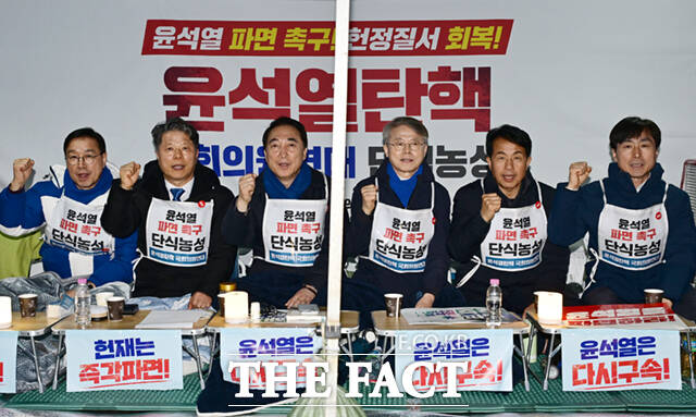 실제 경선에서 승리한 후보들 다수는 당내 색채가 뚜렷한 인물들이다. 사진은 지난 2025년 3월 12일 서울 종로구 광화문 인근 천막에서 윤석열 대통령 파면 촉구 단식에 들어간 위성곤·서영석·박수현·민형배 민주당 의원과 윤종오 진보당 의원, 한창민 사회민주당 대표(왼쪽부터). /이새롬 기자