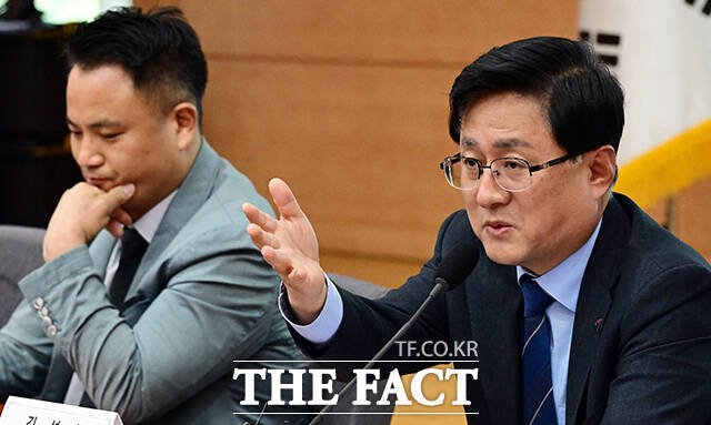 김성환 기후에너지환경부 장관(오른쪽)이 16일 오전 서울 종로구 정부서울청사 별관에서 열린 공동주택 내 전기차 충전시설 설치·운영체계 개선을 위한 간담회에 참석해 모두발언을 하고 있다. /임영무 기자