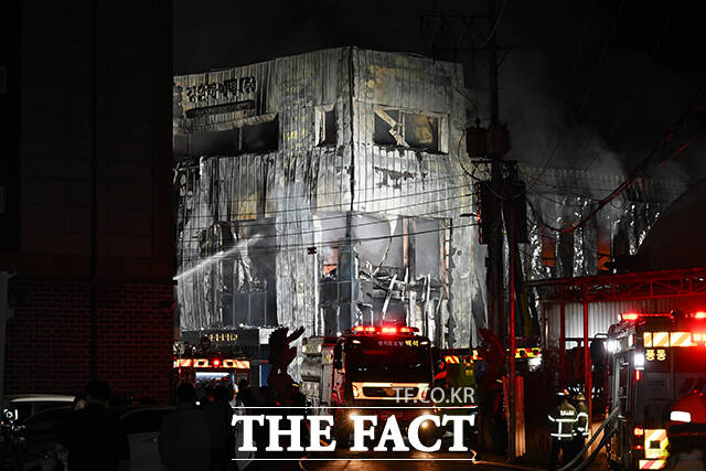 16일 밤 경기 고양시 관산동 근린생활시설에서 19시 38분께 화재가 발생한 가운데 소방당국이 진화작업을 벌이고 있다. /고양=김성렬 기자