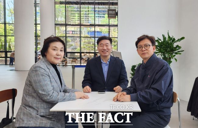 16일 더불어민주당 용인시장 본경선에 올랐던 정춘숙 전 국회의원(왼쪽)과 정원영 전 용인시정연구원장(가운데)이 최종 후보로 선출된 현근택 예비후보(오른쪽)와 만나 원팀으로 협력해 나갈 것을 약속하고 있다. /현근택 용인시장 예비후보 캠프