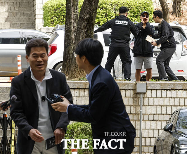 이재명 대통령과 이준석 개혁신당 대표의 명예를 훼손한 혐의를 받는 한국사 강사 출신 유튜버 전한길 씨가 16일 오전 서울 서초구 서울중앙지방법원에서 열린 영장실질심사(구속 전 피의자 심문)에 출석하며 입장을 밝히고 있다. /박헌우 기자