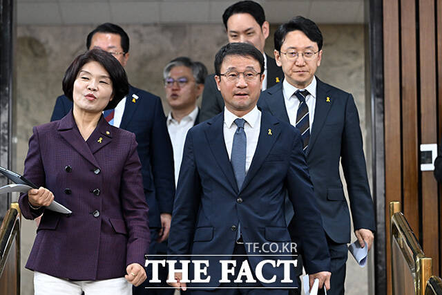 중동 상황 대응 극복을 위한 더불어민주당-국민의힘 원내대표 긴급 점검 회의에 참석해 발언하는 송 원내대표(오른쪽).