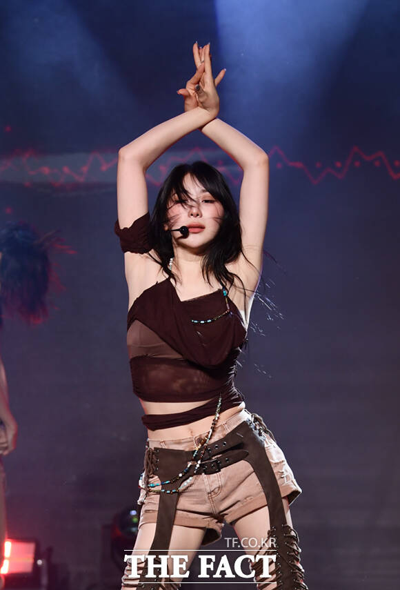 가수 이채연이 새 앨범 타이틀곡 'No Tears On The Dancefloor'에 작사가로 참여했다. 사진은 이채연이 2024년 7월 3일 서울 강남구 선릉로 일지아트홀에서 열린 세 번째 미니앨범 'SHOWDOWN' 발매 미디어 쇼케이스에 참석한 모습이다./더팩트DB