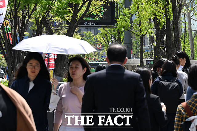 서울 낮 최고기온이 28도를 기록하며 초여름 날씨를 보인 16일 오후 서울 종로구 세종대로 사거리에서 시민들이 그늘막에 들어가 햇빛을 피하고 있다. /김성렬 기자