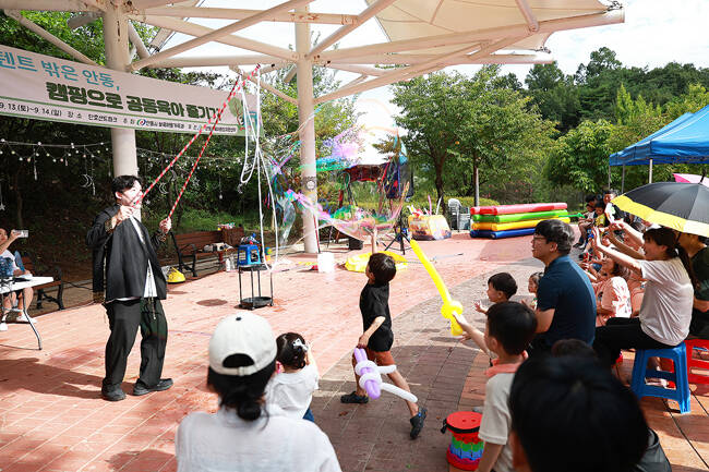 안동시가 추진 중인 보육 핵심사업인 아픈아이 병원동행 서비스, 아이돌봄 서비스 확대 등 생활 밀착형 정책이 지역 부모들의 호응을 얻고 있다. /안동시