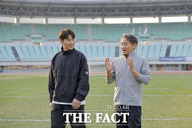 파나소닉코리아가 전기면도기 브랜드 ‘람대쉬(LAMDASH)’와 안마의자 브랜드 ‘리얼 프로(REAL PRO)’ 앰버서더로 전 축구 국가대표 이동국을 발탁했다고 16일 밝혔다. 사진은 의정부종합운동장에서 진행된 광고 촬영 현장을 방문한 미야지켄스케 파나소닉코리아 대표이사(오른쪽)와 이동국의 모습. /파나소닉코리아