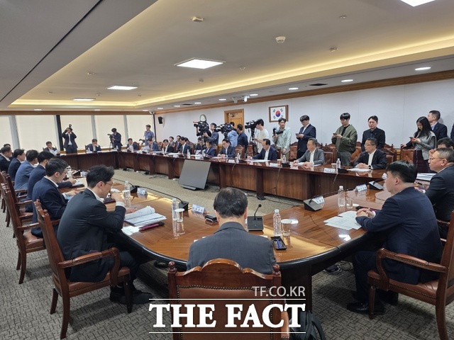 금융위원회·금융감독원은 16일 이억원 금융위원장 주재로 제5차 생산적금융 대전환 회의를 열고 은행 자본규제 합리화 방안을 발표했다. 이날 회의에는 농협·신한·우리·하나·KB 등 5개 은행장과 삼성생명·교보생명·메리츠화재·DB손보 등 4개 보험사 대표가 참석했다. /을지로=이선영 기자