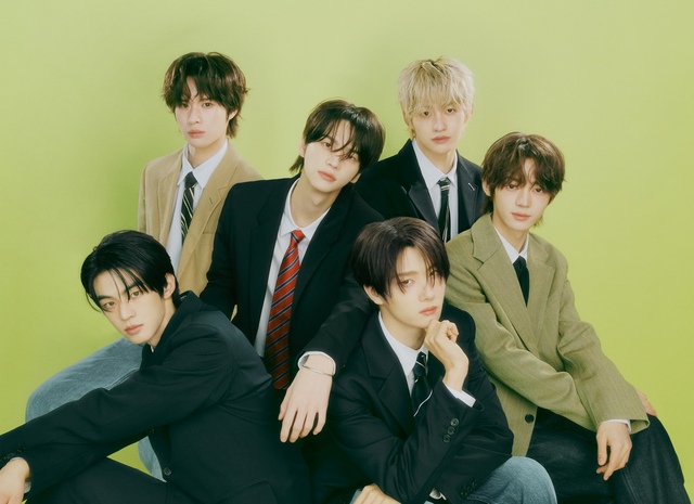 TWS가 미니 5집 'NO TRAGEDY'의 콤팩트 버전 오피셜 포토 'RUSH'를 공개했다. 멤버들은 훈훈한 모습으로 설렘을 유발한다. /플레디스