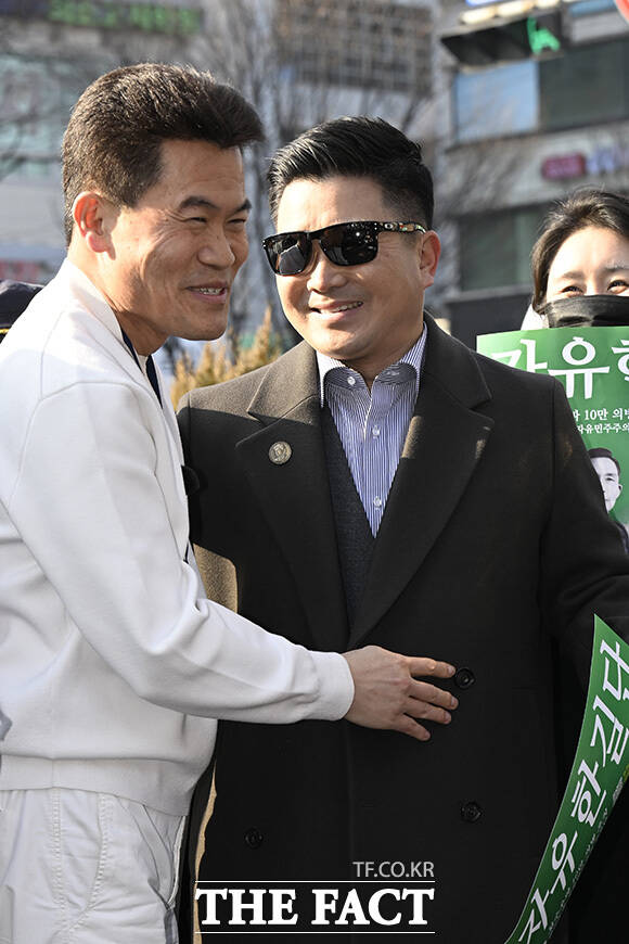 한국사 강사 출신 보수 유튜버 전한길 씨와 김현태 전 특수전사령부 707 특수임무단장이 12일 오전 피의자 신분 소환 조사 전 서울 동작경찰서 앞에서 포옹하고 있다./송호영 기자