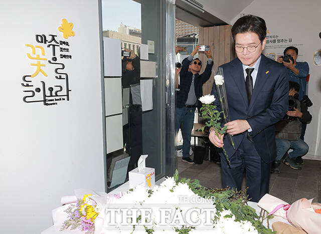 정 후보가 헌화하고 있다.