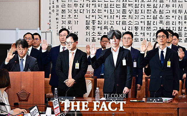 증인선서하는 남욱 변호사를 비롯한 증인들.