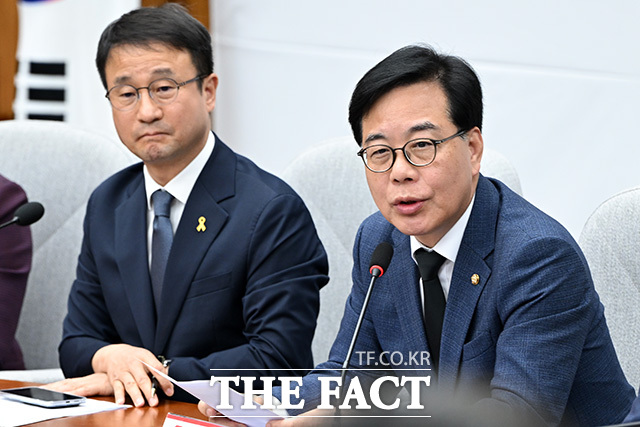 한병도 더불어민주당 원내대표(왼쪽)와 송언석 국민의힘 원내대표가 16일 오전 서울 여의도 국회에서 열린 중동 상황 대응 극복을 위한 더불어민주당-국민의힘 원내대표 긴급 점검 회의에 참석해 발언을 하고 있다./남용희 기자