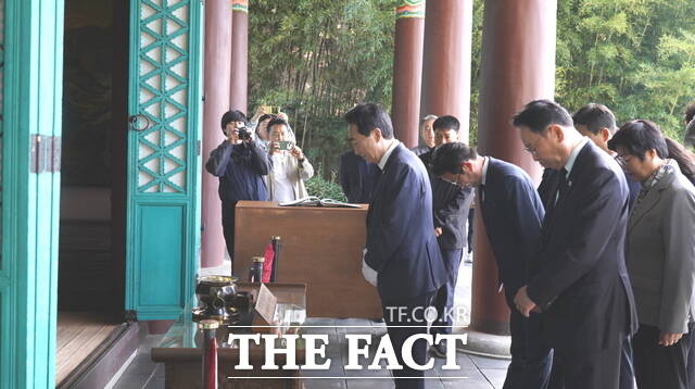 박수현 더불어민주당 충남도지사 예비후보가 16일 아산 현충사를 방문해 안장헌 아산시장 예비후보와 민주당 당원들과 함께 참배하고 있다. /안장헌 예비후보 캠프