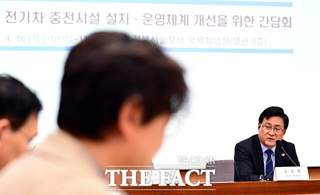 김성환 기후에너지환경부 장관(오른쪽)이 16일 오전 서울 종로구 정부서울청사 별관에서 열린 공동주택 내 전기차 충전시설 설치·운영체계 개선을 위한 간담회에 참석해 모두발언을 하고 있다. /임영무 기자