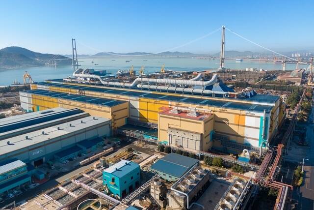 포스코는 지난 8일 포항·광양 제철소 협력사 소속 근로자 7000명을 직고용하겠다고 발표했다. 기존 정규직 생산(E)직군 외에 시너지(S) 직군을 신설해 전체 협력업체 근로자 1만5000여명 가운데 절반을 직고용하는 방식이다. 사진은 광양제철소 모습. /포스코 제공