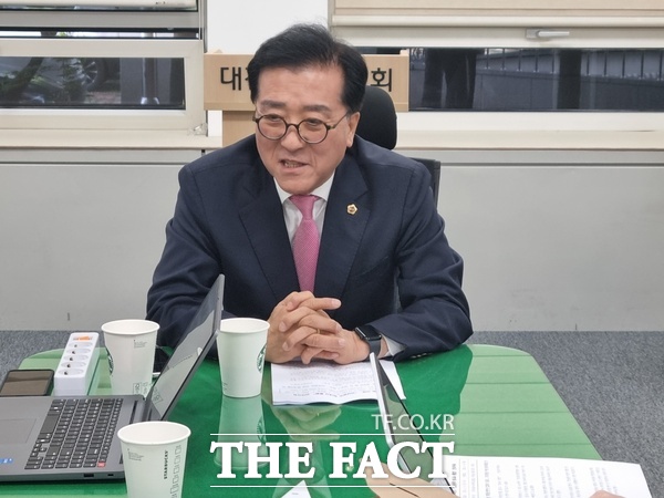 조원휘 대전시의회의장이 16일 대전시의회 기자실에서 기자간담회를 갖고 전남·광주 행정통합에 대해 빚내서 출범하는 통합이라고 강하게 비판했다. /대전시의회