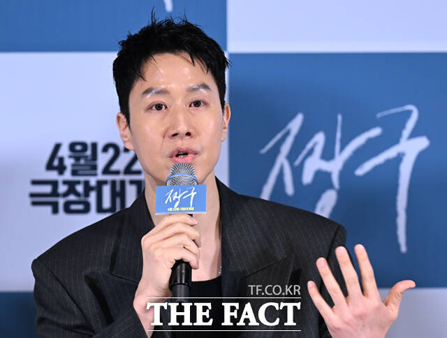 배우 신승호와 권소현, 정우, 정수정, 조범규(왼쪽부터)가 16일 오후 서울 용산구 CGV 용산 아이파크몰에서 열린 영화 '짱구' 언론시사회 및 기자간담회에 참석해 포즈를 취하고 있다. /이새롬 기자