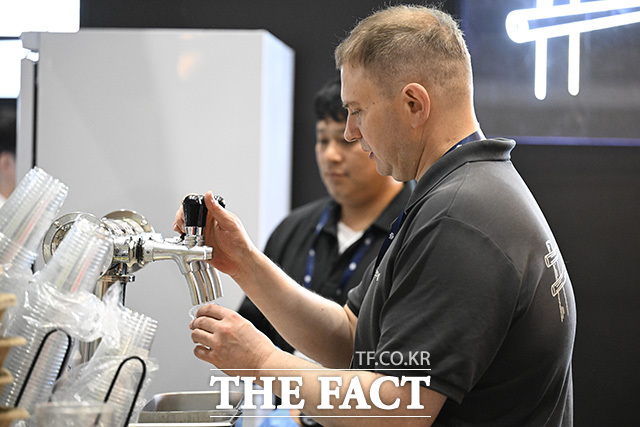 참여 업체 관계자가 맥주를 따르고 있다.