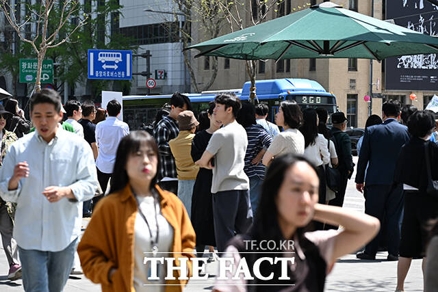 서울 낮 최고기온이 28도를 기록하며 초여름 날씨를 보인 16일 오후 서울 종로구 세종대로 사거리에서 시민들이 그늘막에 들어가 햇빛을 피하고 있다. /김성렬 기자