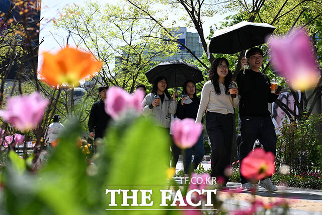 서울 낮 최고기온이 28도를 기록하며 초여름 날씨를 보인 16일 오후 서울 종로구 세종대로 사거리에서 시민들이 그늘막에 들어가 햇빛을 피하고 있다. /김성렬 기자