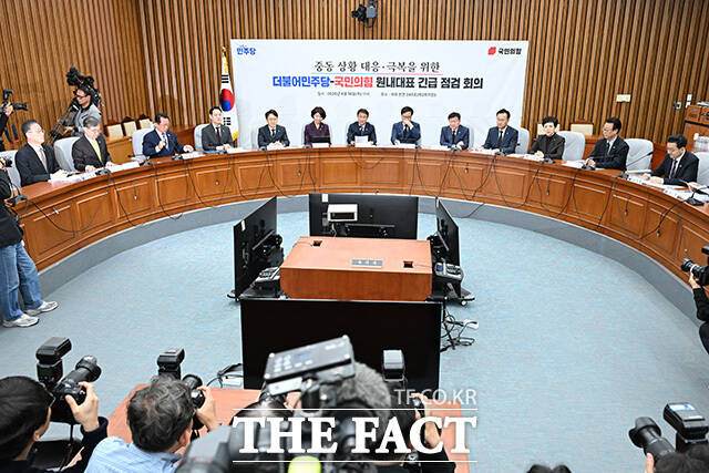 중동 상황 대응 극복을 위한 더불어민주당-국민의힘 원내대표 긴급 점검 회의에 참석해 발언하는 송 원내대표(오른쪽).