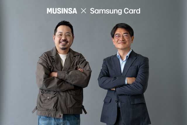 김상규 삼성카드 부사장과 최재영 무신사 부사장(왼쪽)이 기념사진을 촬영하고 있다. /삼성카드