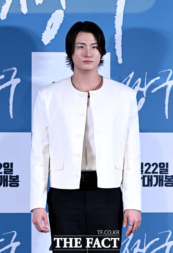 배우 신승호와 권소현, 정우, 정수정, 조범규(왼쪽부터)가 16일 오후 서울 용산구 CGV 용산 아이파크몰에서 열린 영화 '짱구' 언론시사회 및 기자간담회에 참석해 포즈를 취하고 있다. /이새롬 기자